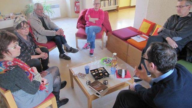 Les lecteurs se retrouvent autour dun cafe lecture